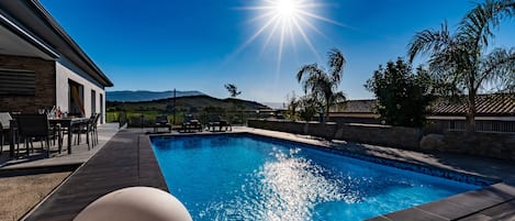 حمّام سباحة خارجي، حمّام سباحة مُدفَّأ