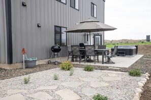Outdoor dining - Teton Basecamp Barndominium (Driggs)