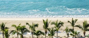 Chaises longues, serviettes de plage