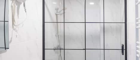 Douche, douche à « effet pluie », articles de toilette gratuits