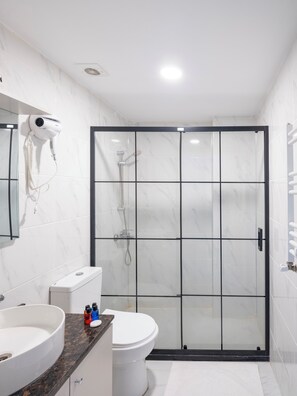 Douche, douche à « effet pluie », articles de toilette gratuits