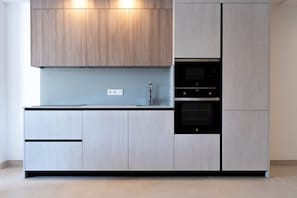 Coffee/tea maker, fridge, microwave, oven