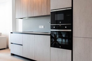 Coffee/tea maker, fridge, microwave, oven