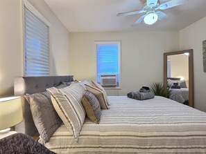 1 bedroom, WiFi - Couples hot tub getaway | AC | fast wifi (Bloomington)