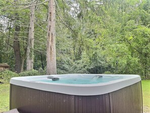 Outdoor spa tub - Couples hot tub getaway | AC | fast wifi (Bloomington)