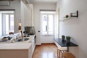 Kjøleskap, ovn, kokeplater og kaffetrakter/tekoker