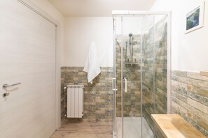 Habitació quàdruple Comfort | Bany | Articles de tocador gratuïts, assecador de cabells, bidet i tovalloles 