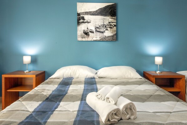 Comfort Triple Room | Peti besi dalam bilik, langsir/tirai gelap terus