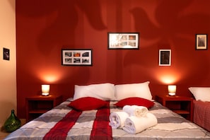 Deluxe vierpersoonskamer | Een kluis op de kamer, verduisterende gordijnen