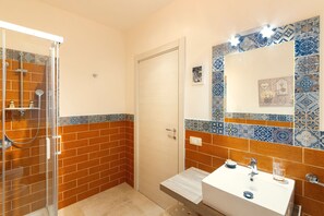 Habitación doble Confort | Baño | Amenidades de baño gratuitas, secadora de cabello, bidet, toallas 