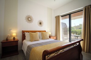 8 chambres, bureau, fer et planche à repasser, lit parapluie