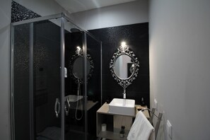 Haartrockner, Handtücher, Shampoo, Toilettenpapier