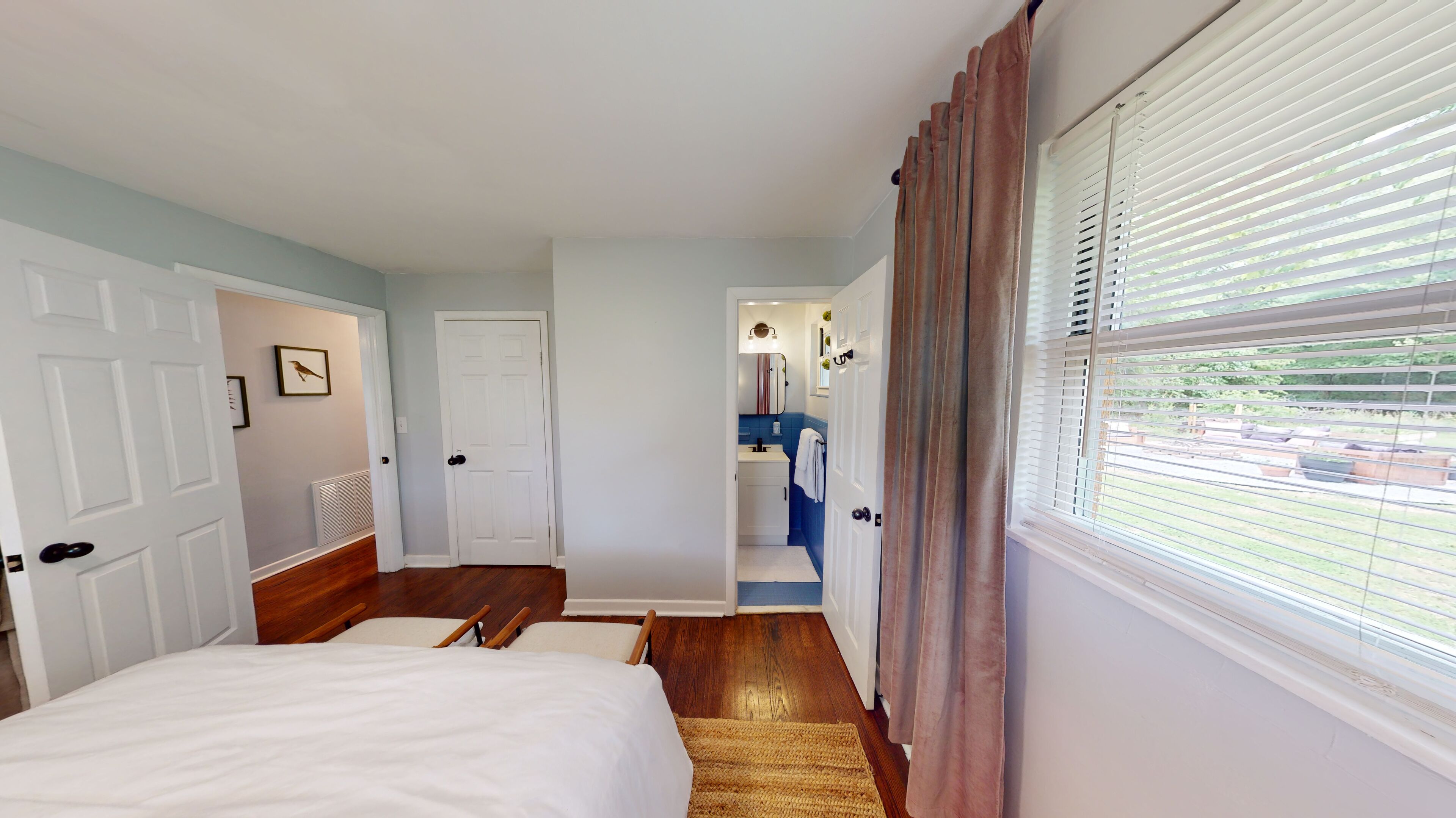 Bikers & Hikers Retreat - Entire Pet-Friendly Cottage with Bike Shop