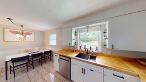 Fridge, microwave, oven, stovetop - Entire Cottage at PNF with Bike storage (Pisgah Forest)