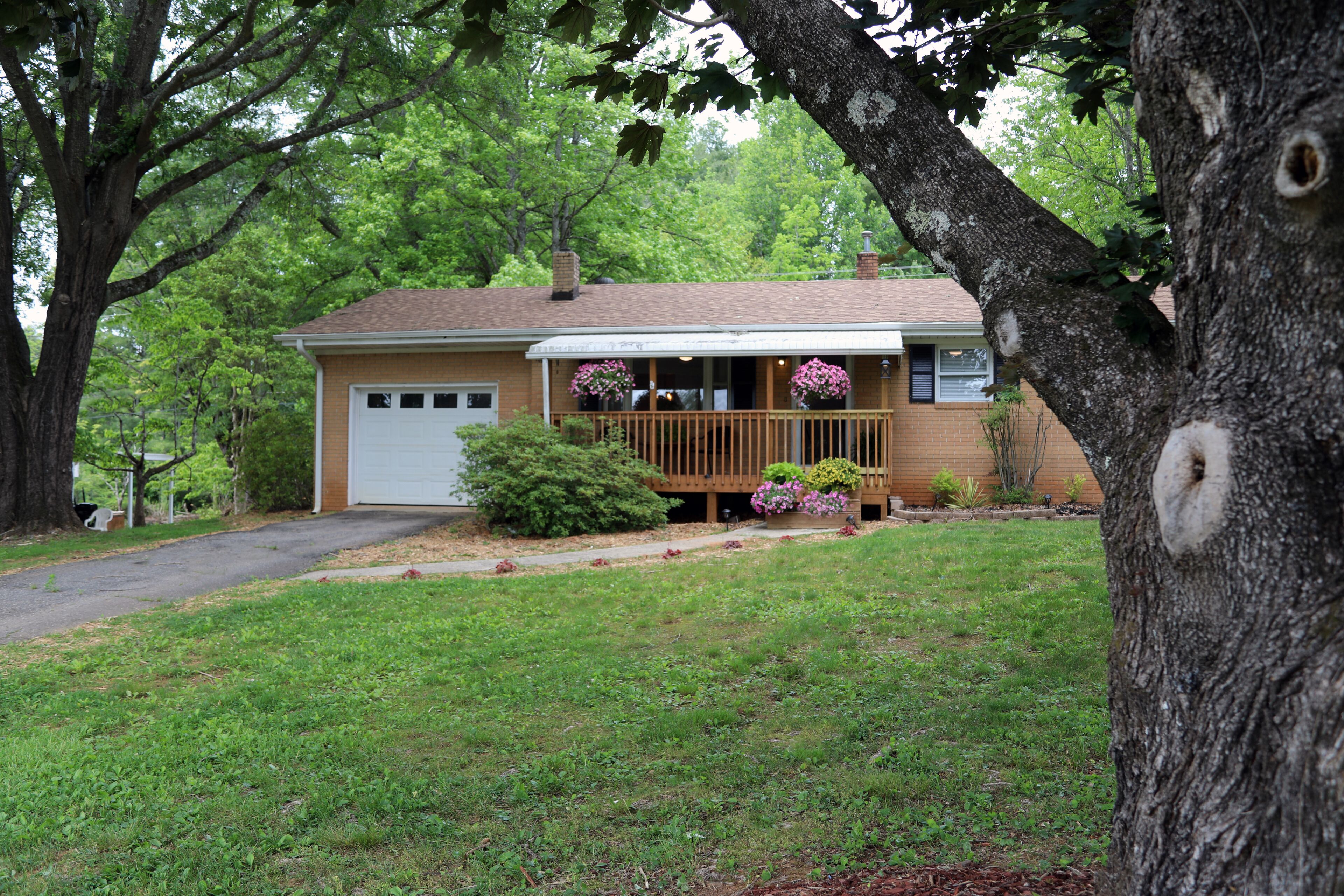 Entire Cottage at PNF with secure Bike Storage