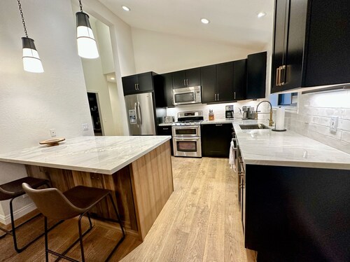 NEW COVERED PATIO WITH HOTTUB!! Large private 5 bdrm across from Canyon's.