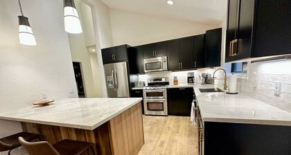 NEW COVERED PATIO WITH HOTTUB!! Large private 5 bdrm across from Canyon's.