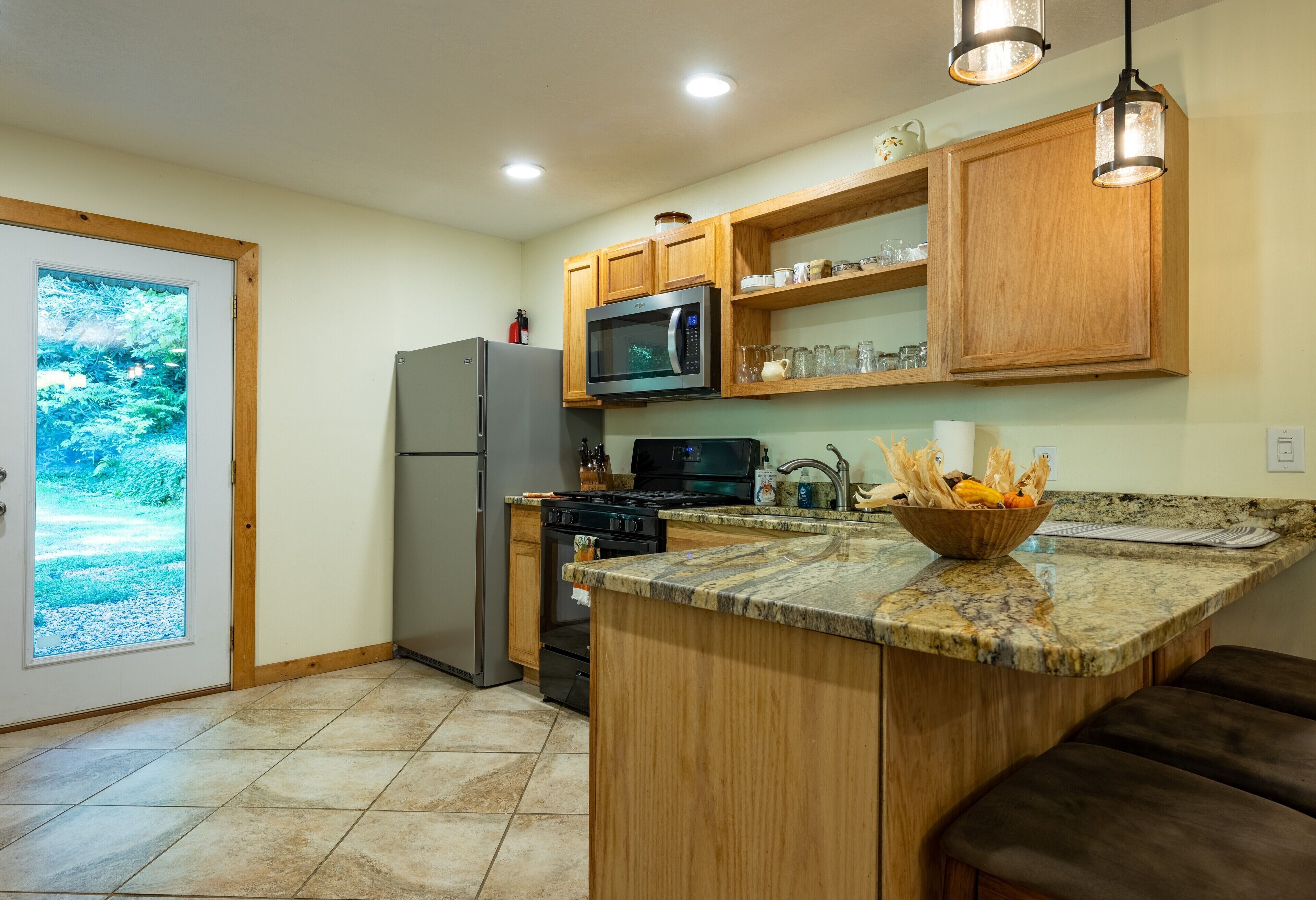 Lake House - NEW Hot tub, fire pit, swim, family and pet friendly! 