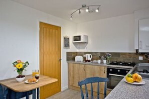 Private kitchen - Wheal Tor- Beautifully Fitted Wooden Lodge (Wendron)