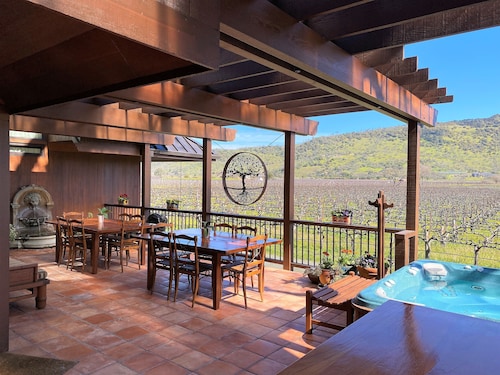 5 Bedroom Oakville Estate w/Pool, SPA and Guest studio