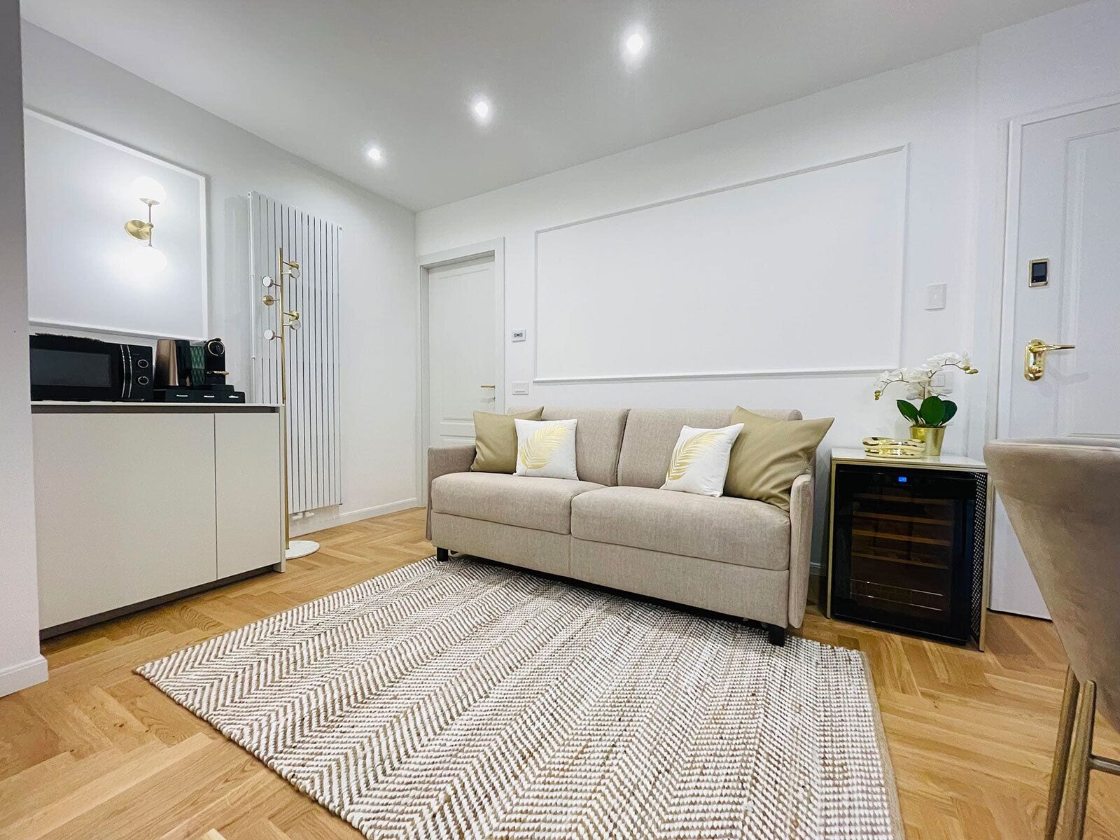Una sala moderna con un sofá, una mesa de centro y una planta decorativa.