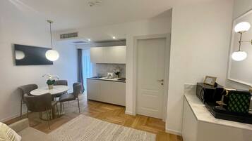 Un appartement moderne comprenant un coin repas, une cuisine et un espace de vie.