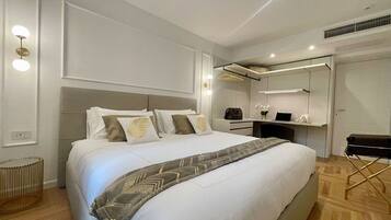 Deluxe Suite, 1 Bedroom, Non Smoking | 1 bedroom, premium bedding, down duvets, memory-foam beds