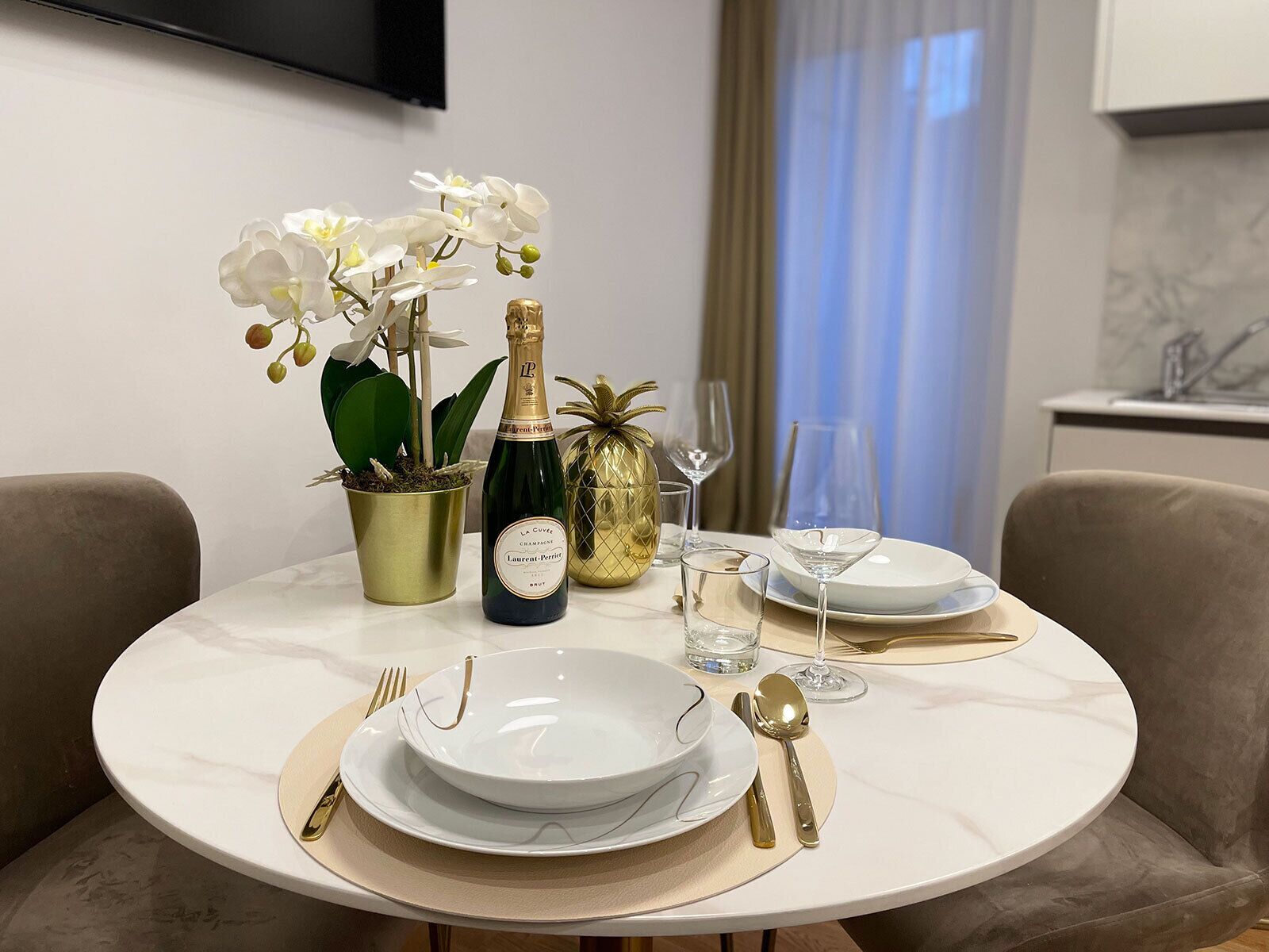 Deluxe-Suite, 1 Schlafzimmer, Nichtraucher | Wohnbereich | 43-Zoll-Smart-TV mit Digitalempfang, Fernseher