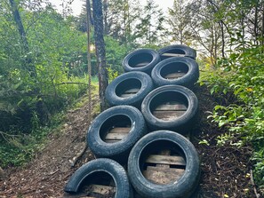 Une pile de pneus dans une zone boisée.