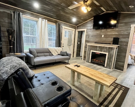 Smart TV, fireplace, books, stereo. Pin Oak at Forest Villas: Swing Fire Pit Cabin, Pet-Friendly, Cook Forest