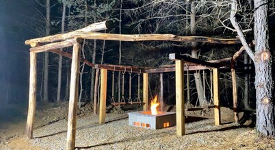 Campfire Swings Under The Stars, Nestled Under The Tall Pines. Pets Welcome!