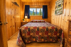 2 bedrooms, Internet, bed sheets - Located against the mountains facing the river (Red River)