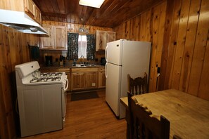 Refrigerador, microondas, parrilla de estufa y cafetera y tetera 