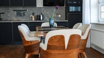 Appartement Deluxe, 2 salles de bains, en front de mer | Cuisine privée | Grand réfrigérateur, micro-ondes, four, plaque de cuisson