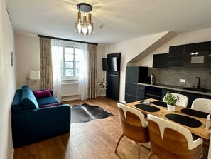 Classic Apartment | Bathroom | Shower, rainfall showerhead, hair dryer, towels - Residence Black Eagle Lubmin (Lubmin)