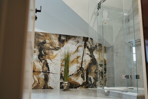 Apartment Black Eagle 12 | Badezimmer | Dusche, Regendusche, Haartrockner, Handtücher