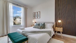 3 bedrooms, desk, WiFi, bed sheets