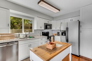 Réfrigérateur, four à micro-ondes, un four, surface de cuisson