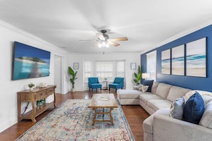 Een televisie, een open haard, videogames en een kantoor