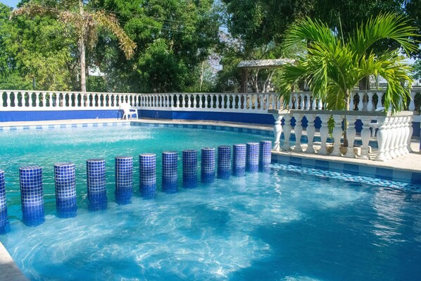 Outdoor pool, sun loungers - Ayenda Palmas del Rio (Mompos)