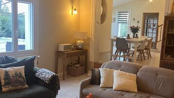 Télévision, cheminée, lecteur de DVD, chaßne hi-fi