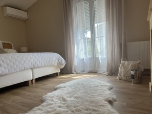 3 slaapkamers, een strijkplank/strijkijzer, reisbedje, wifi