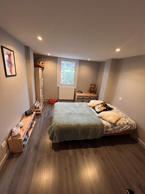 3 slaapkamers, een strijkplank/strijkijzer, reisbedje, wifi