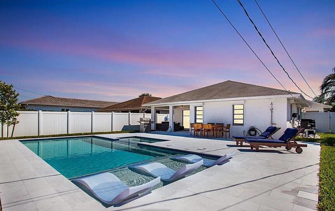 Walk to Vanderbilt Beach, Wiggins Beach or enjoy your own private pool & spa