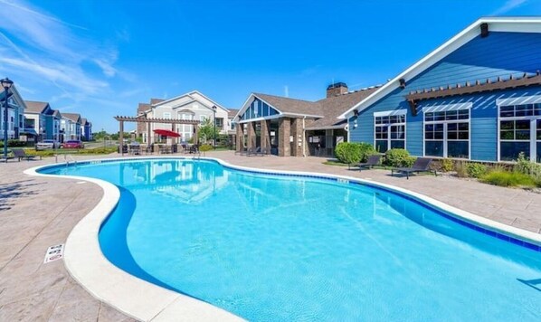Outdoor pool - An Exquisite 3 Rooms Townhome in Zionsville Suitable for Long-Term Stays (Zionsville)