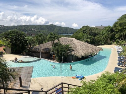 Beautiful condo/covered balcony with ocean view!!!