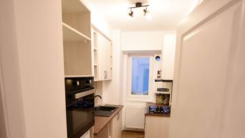 Kjøleskap, mikrobølgeovn, ovn og kaffetrakter/tekoker