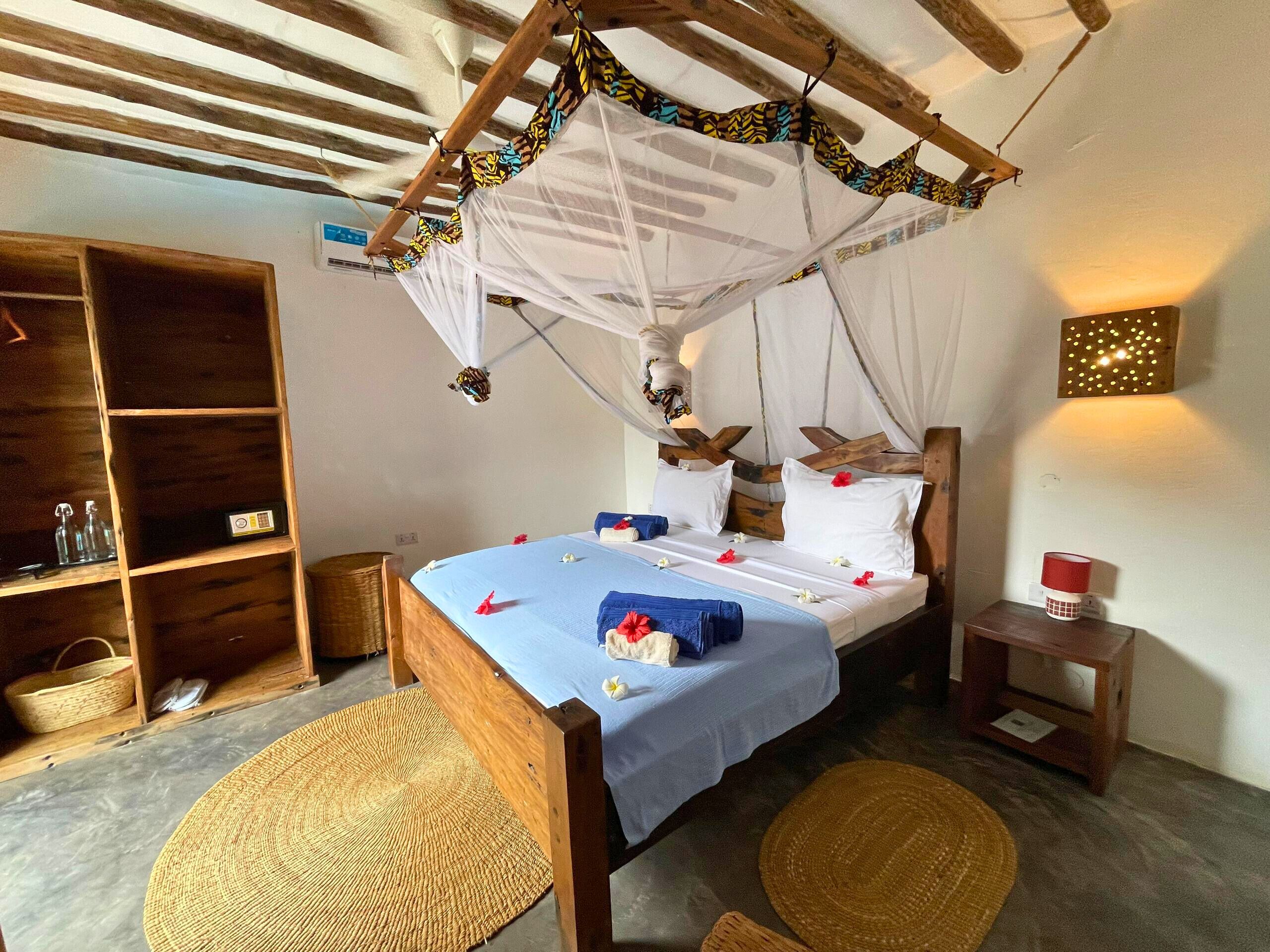 Standaard tweepersoonskamer, uitzicht op zwembad | Een bureau, beddengoed