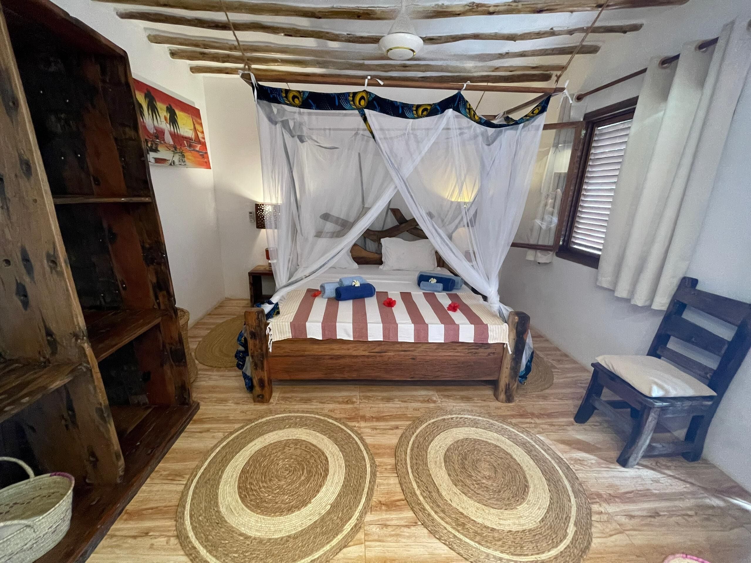 Standaard tweepersoonskamer, balkon, uitzicht op zwembad | Een bureau, beddengoed