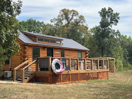 Exterior. Log Cabin on the waterfall